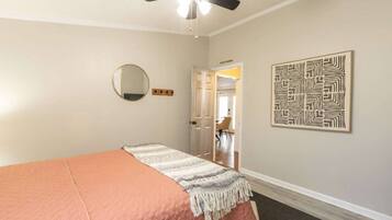 4 habitaciones, escritorio y tabla de planchar con plancha