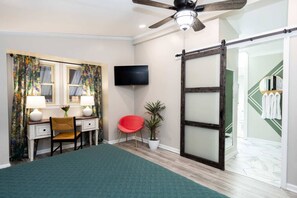 4 quartos, escrivaninha, ferros/tábuas de passar roupa, berço de viagem