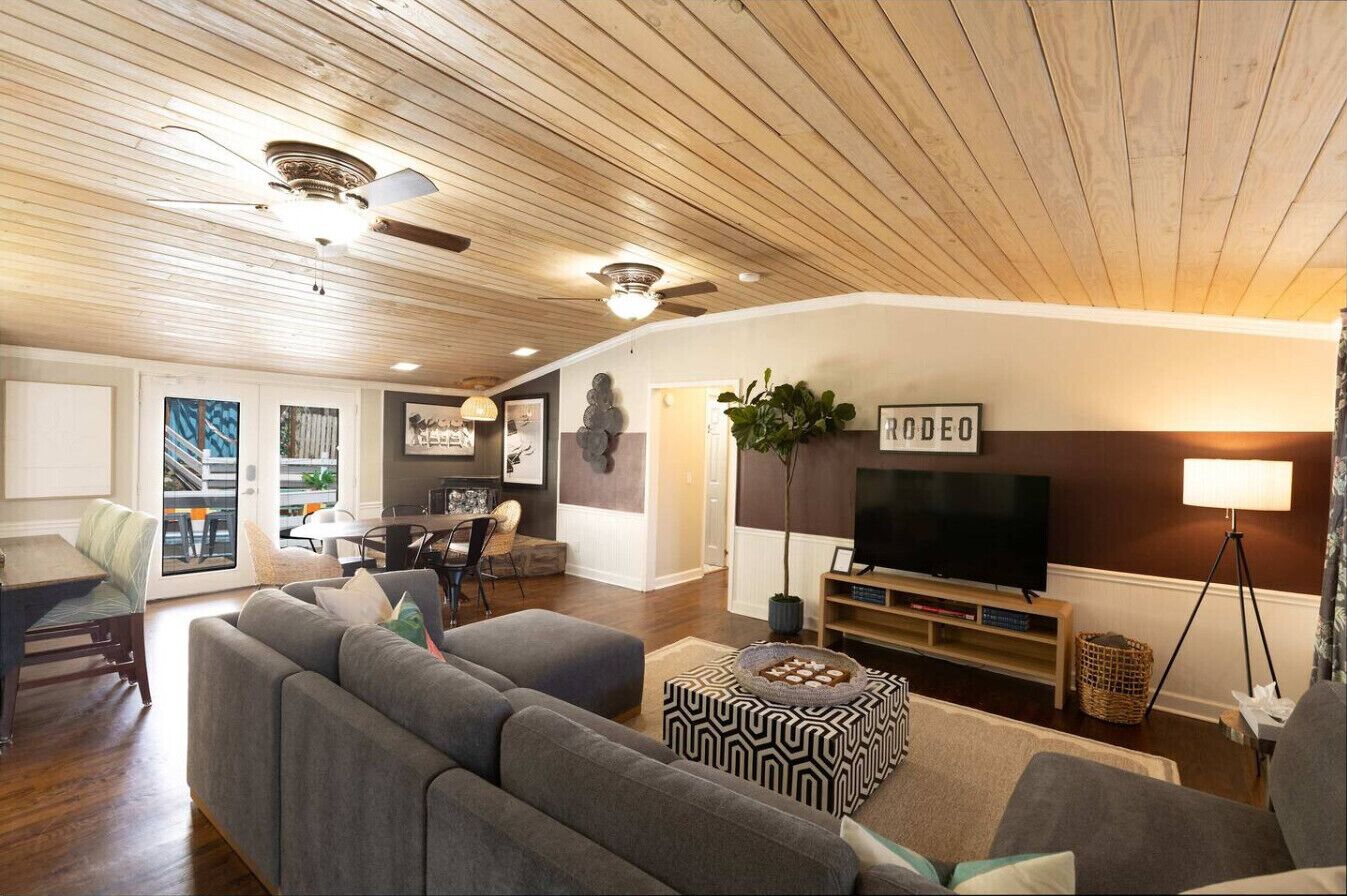 Smart-tv, eldstad, tv-spel och bordsfotboll