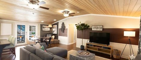 TV connectée, cheminée, jeux vidéo, baby-foot