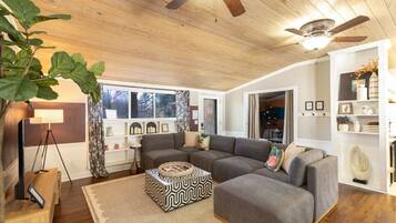 Smart TV, chimenea, videojuegos, futbolito