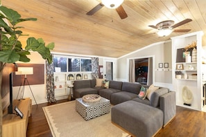 TV connectée, cheminée, jeux vidéo, baby-foot