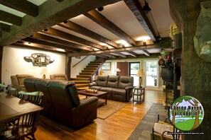 Smart-tv, een open haard, een dvd-speler en tafelvoetbal