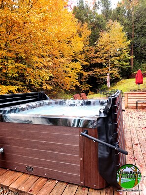 Outdoor spa tub - You Won't Want to Leave! (Laporte)