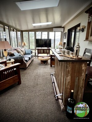 Smart-tv, een open haard, een dvd-speler en tafelvoetbal