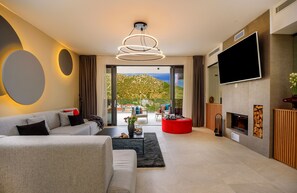 Smart-TV, Videospiele, DVD-Player, Tischfußball