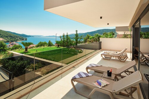 Luxury Villa Cherry with indoor pool and outdoor jacuzzi
