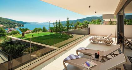 Luxury Villa Cherry with indoor pool and outdoor jacuzzi