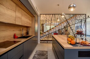 Kühlschrank, Mikrowelle, Ofen, Herdplatte