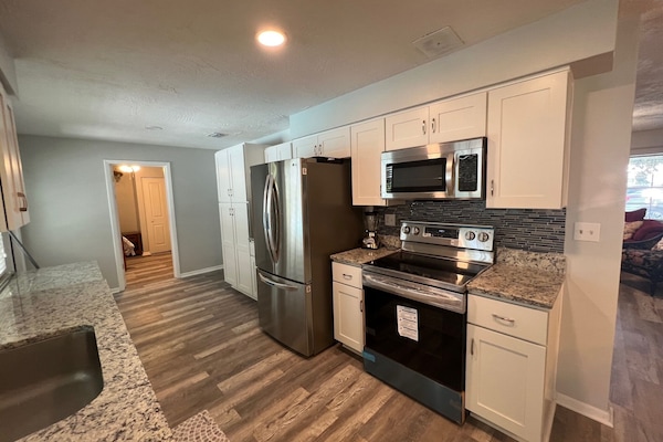 Kylskåp, mikrovågsugn, ugn och spishäll