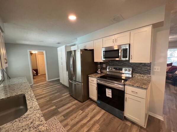 Een koelkast, een microgolfoven, een oven, een kookplaat