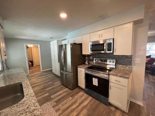 Freshly Renovated Pool Home - Close to Crystal River