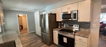 Freshly Renovated Pool Home - Close to Crystal River