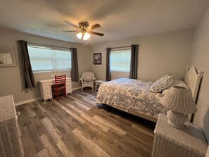 3 bedrooms, desk, free WiFi, bed sheets