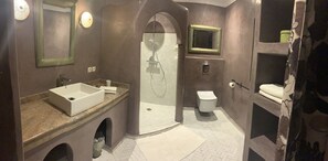 Dusche, Haartrockner, Handtücher, Seife