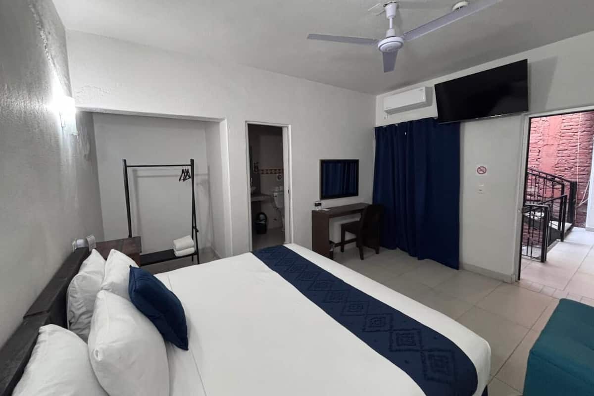 Chambre Standard, 1 très grand lit | Rideaux occultants, Wi-Fi gratuit, draps fournis