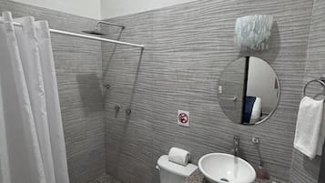 Rom – executive, 1 kingsize-seng | Bad | Dusj, håndklær, såpe og sjampo