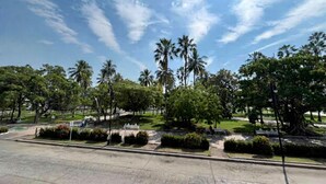 A park with palm trees and a clear sky. - Hotel Juarez 70 (Colima)