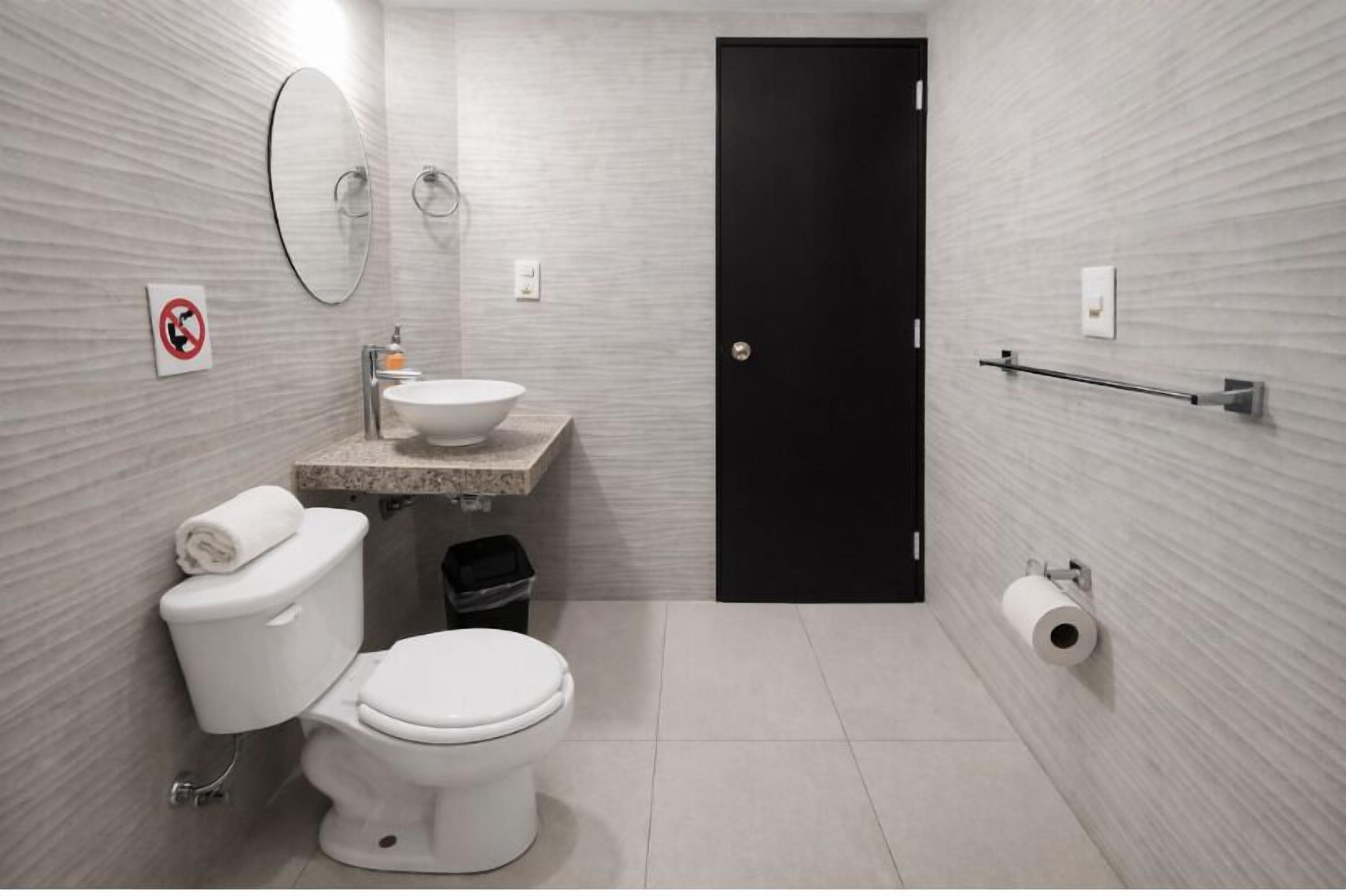 Executive Room, 1 King Bed | Bathroom | Shower, towels, soap, shampoo