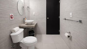Executive Room, 1 King Bed | Bathroom | Shower, towels, soap, shampoo