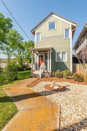 Fenced front yard and door. - Charming townhome, Pet Friendly, 5 Min to Downtown (Nashville)