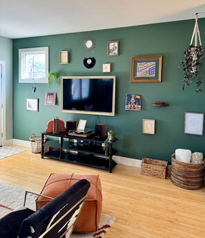 Bluetooth-enabled Record Player, Pet supplies, and fun wall of interest - Charming townhome, Pet Friendly, 5 Min to Downtown (Nashville)