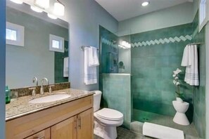 Spacious Master Bath at Whiskey Room bedroom - Charming townhome, Pet Friendly, 5 Min to Downtown (Nashville)