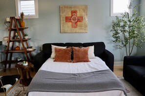 2 bedrooms, desk, iron/ironing board, free WiFi - Pet friendly, 5 Min to Downtown, gated parking (Nashville)
