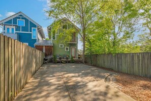 Exterior - Pet friendly, 5 Min to Downtown, gated parking (Nashville)