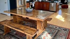 Une cuisine moderne avec des meubles en bois, des appareils en acier inoxydable et un îlot central.