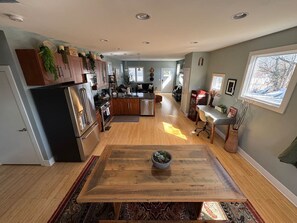 Fridge, microwave, oven, stovetop - Pet friendly, 5 Min to Downtown, gated parking (Nashville)