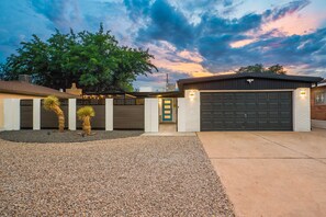 Property grounds - Uptown Area! Putting Green-BBQ-Hot Tub-Game Room (Albuquerque)