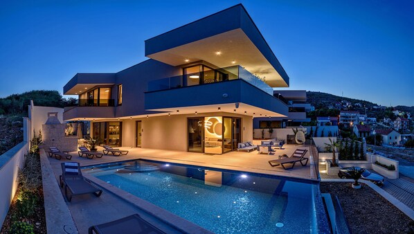 Outdoor pool, a heated pool