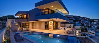 By Trgogir, Luxury Villa Lucy Plum with beautiful outdoor pool and Seaview