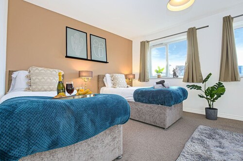 4 Bedroom 3.5 Bathroom House • Free Parking • Fast Wifi • Smart TV