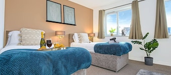 4 Bedroom 3.5 Bathroom House • Free Parking • Fast Wifi • Smart TV