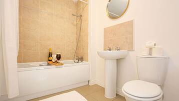 Combined shower/bathtub, hair dryer, towels