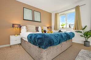 4 bedrooms, desk, iron/ironing board, travel cot - 4 Bedroom 3.5 Bathroom House • Free Parking • Fast Wifi • Smart TV (Aylesbury)
