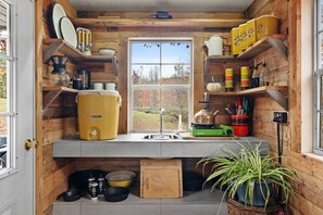 Cafetera y tetera, utensilios de cocina y comedor