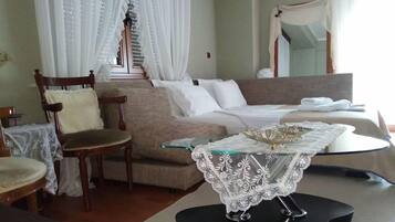House, 1 Queen Bed | Living room