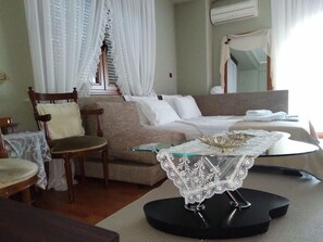 House, 1 Queen Bed | Living room - House in the Village (Prosotsani)