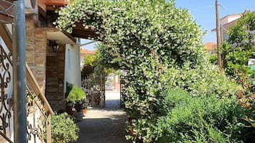 House, 1 Queen Bed | Property grounds