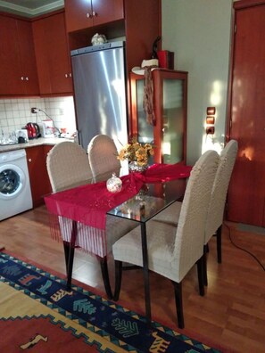 House, 1 Queen Bed | Private kitchen | Fridge, microwave, oven, stovetop - House in the Village (Prosotsani)