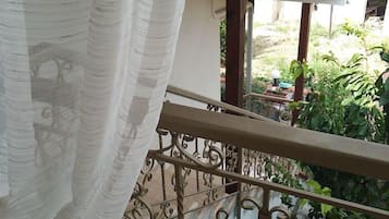 House, 1 Queen Bed | Balcony