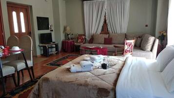 House, 1 Queen Bed | 1 bedroom, free WiFi, bed sheets