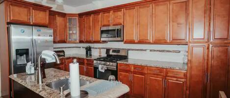 Kjøleskap, mikrobølgeovn, ovn og kokeplater