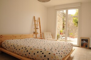1 habitación, tabla de planchar con plancha, wifi gratis y ropa de cama 