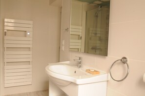 Shower, towels