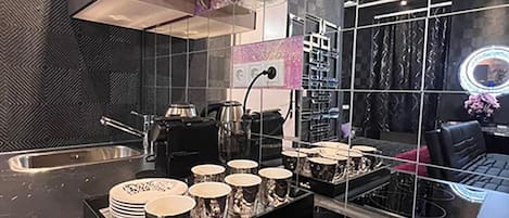 冷蔵庫、コンロ、コーヒー / ティーメーカー、電気ポット