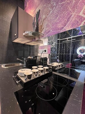 Refrigerador, parrilla de estufa, cafetera y tetera y tetera eléctrica 